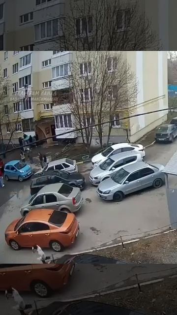 «Ловили на покрывало»: в Казани женщина сорвалась с балкона третьего этажа