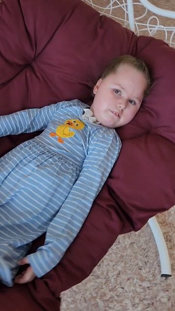 а как принцесса то растёт 😌 скоро и такая,большая качелька будет мала 💪👸🙂#евасма1 #папасаша #вбо