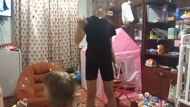 20-04-2026 Наши выходные. Приехала старшая дочь папы.  Настёна от неё ни на шаг не отходит.