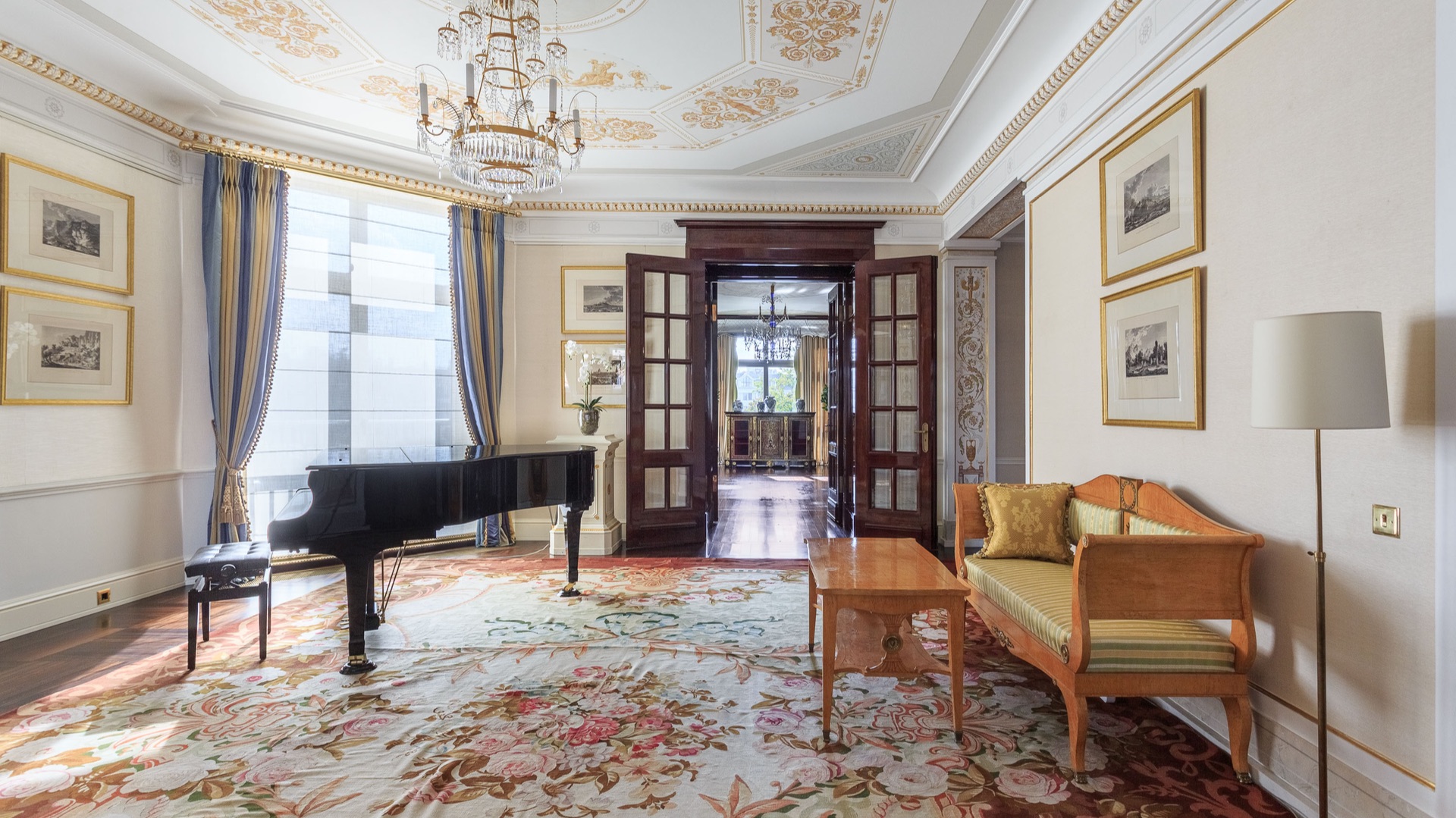 Редкое предложение – просторная, статусная двухуровневая резиденция площадью 700 кв.м