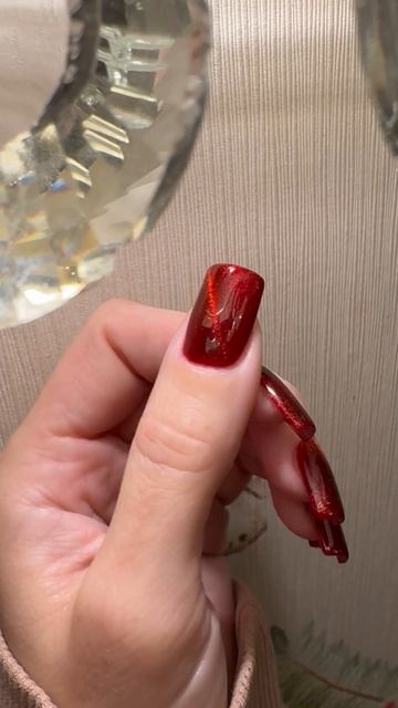 Красный маникюр