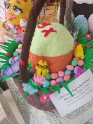 моя сестра в наушниках Саша