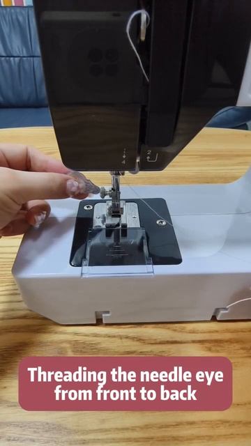 Бытовая мини швейная машина UFR-738 (белый+черный)