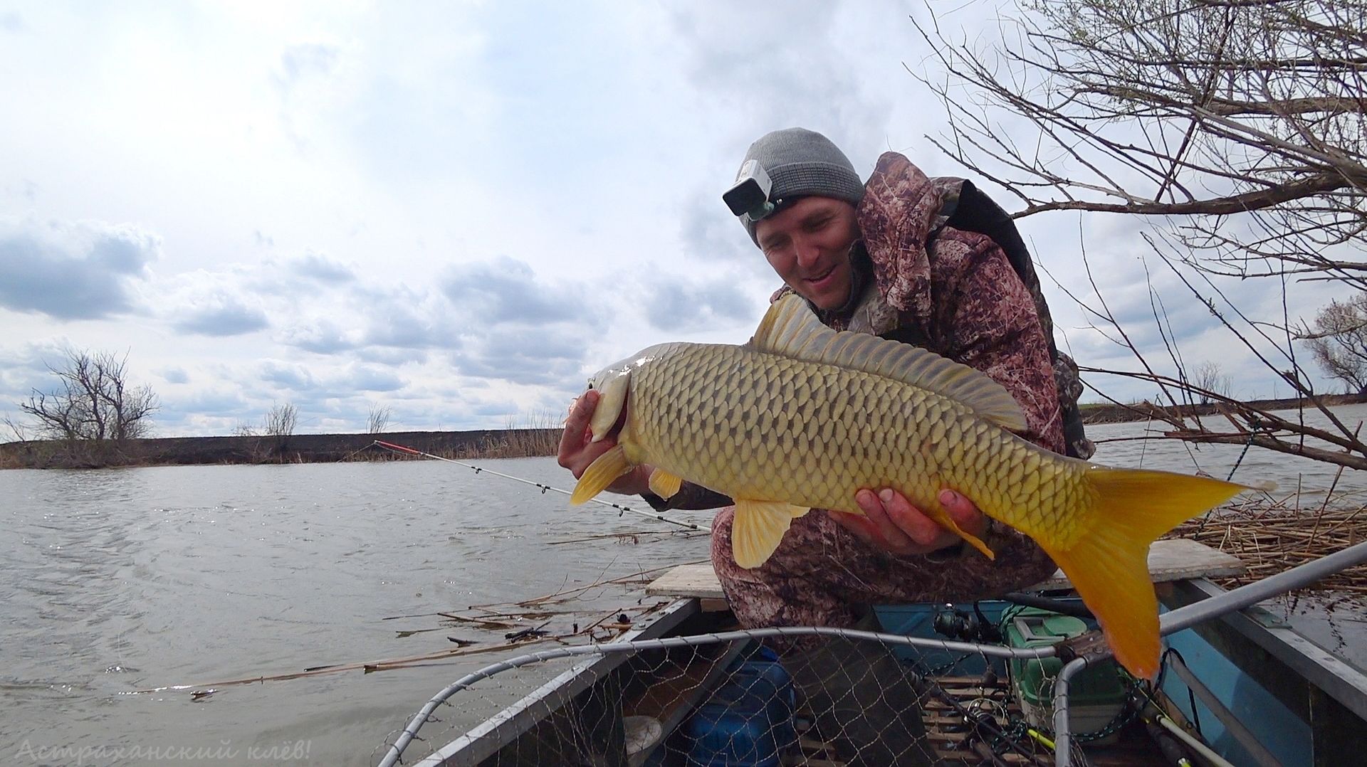 ПОД КОРЯГУ ЗАБРОСИЛ, СПИННИНГ УНОСИТ. ДЕЛЬТА ВОЛГИ. Рыбалка на сазана и жереха. Астраханская вобла.