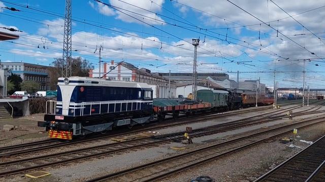 Тепловоз ЧМЭ2 ( 720 539-6) с ретро поездом и танк-паровозом