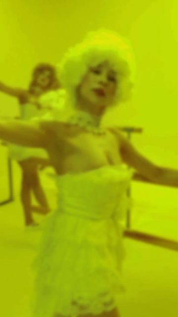 Яркое мини-шоу, где сочетаются стильные образы и зажигательная музыка