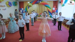 Выпускники зажгли в танце - родители отбили ладоши и пустили слезу