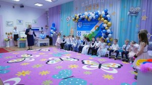 Вручение статуэток на выпускном утреннике, съемка видео в саду