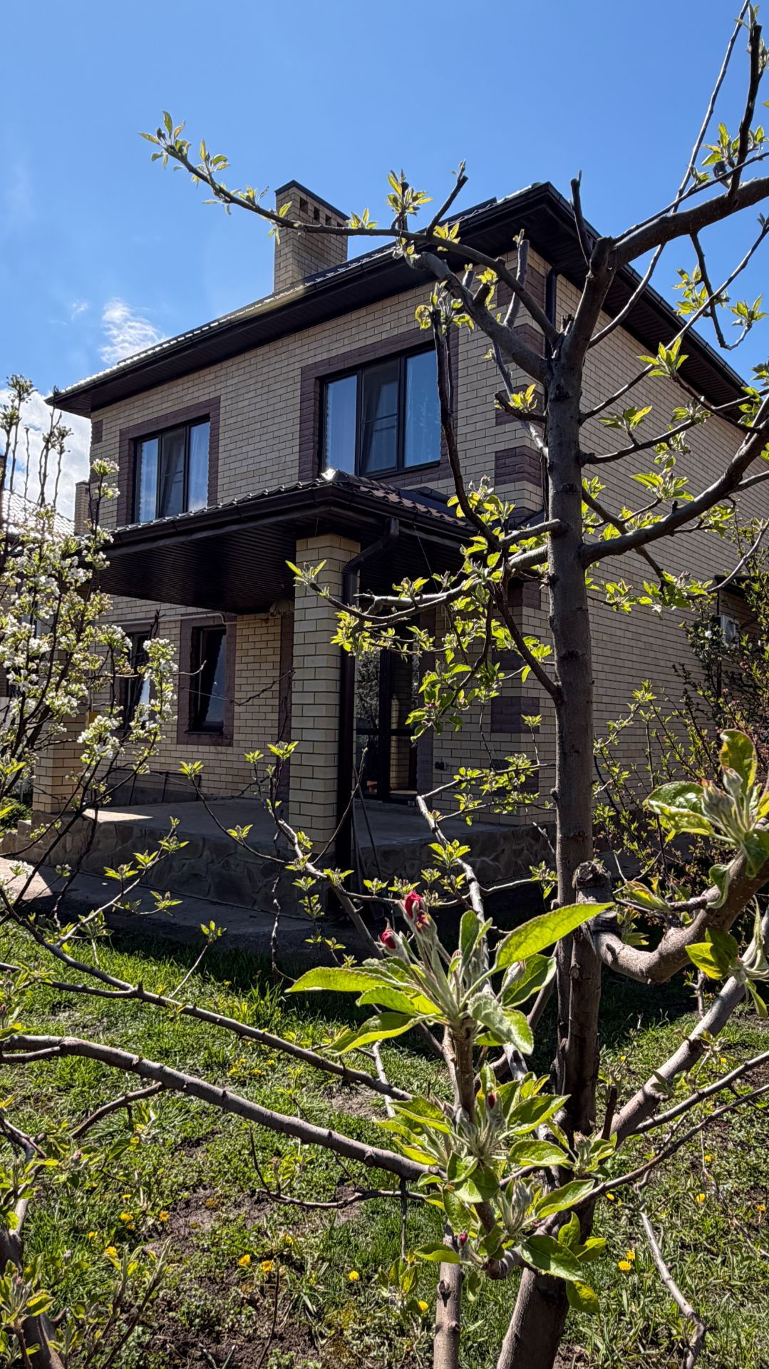 Современный дом на безопасной ухоженной территории в городе Краснодаре!