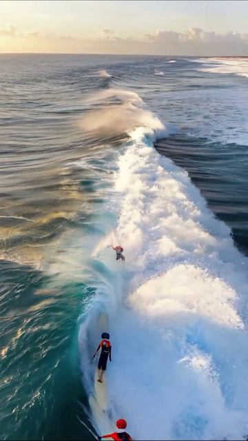 Серфинг на волнах: захватывающие моменты #серфинг #море #приключения