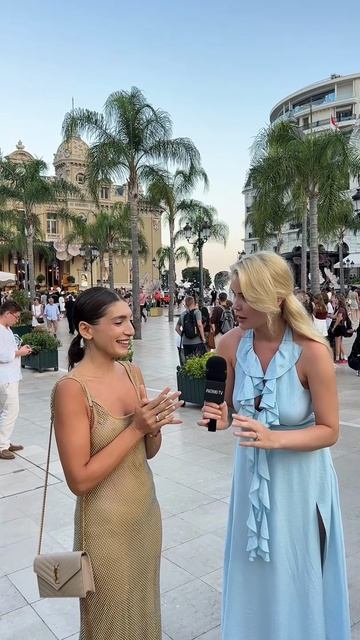 Мелкая коротышка без нижнего белья и сисек, но зато с голосом и в Монако 😁