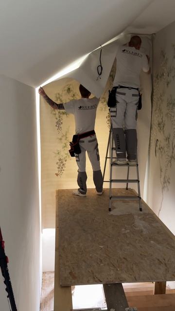 КЛЕБЕН | Сложная поклейка обоев. Монтаж обоев на лестнице