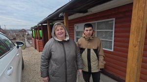 Для дачи покупаем нужные мелочи. Сафар делает гнезда для курочек.