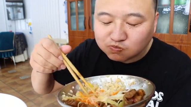 Целая свиная голова, приготовленная в виде тушеной свиной головы,