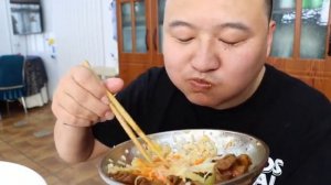 Целая свиная голова, приготовленная в виде тушеной свиной головы,