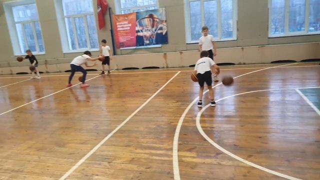 Развитие баскетбольного дриблинга. Упражнения на месте