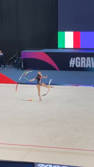 Выступление Софии Раффаэли на кубке мира 2026 с лентой