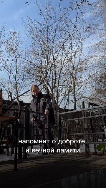 Цветы на могиле в память о близком человеке