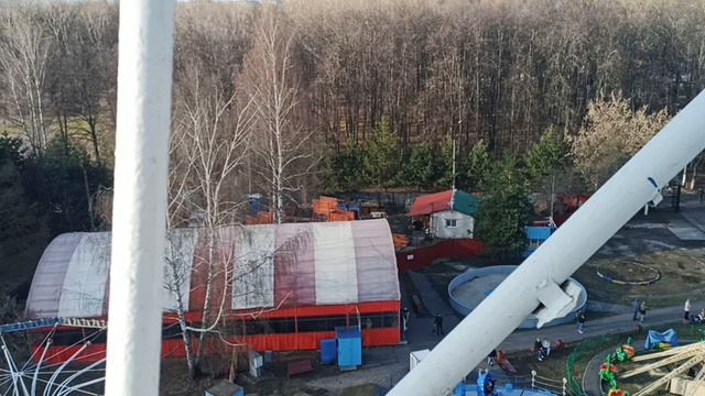 С папой в парке на 200 метровом колесе обозрения