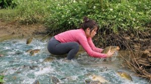 Невероятная рыбалка руками в лесной речке.