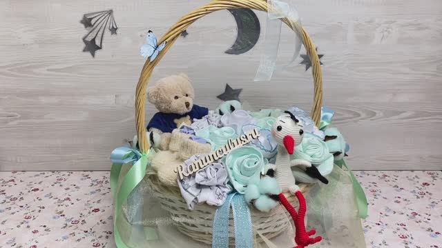 Подарочный букет из одежды для новорождённого с игрушкой