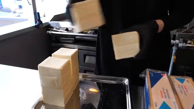 Ежедневно раскупается 500 порций этого сочного двойного чизбургера