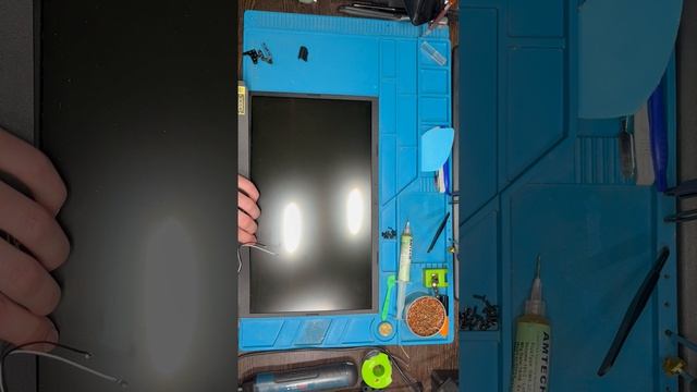 Разбираю ноутбук Acer для ремонта крепления петель матрицы.Часть 2