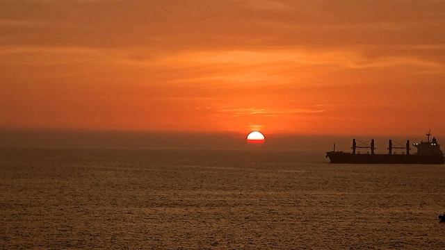 закат над океаном