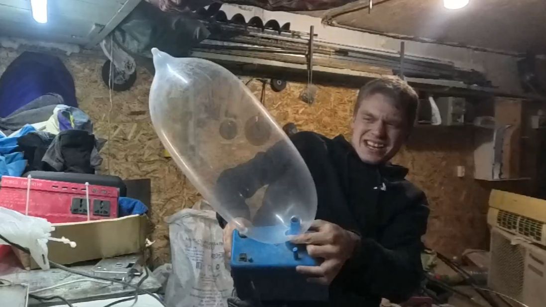 ВЗОРВЕТСЯ? Надуваю ПРЕЗЕРВАТИВ воздухом до предела!