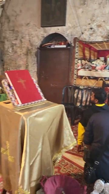 Пасхальное благословение Коптского священнослужителя в Храме Гроба Господня