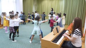 Один день в саду - фильм о том как ребята проводят одни из лучших дней жизни, пишите что понравилось