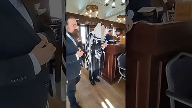 Вдохновляющие речи и хасидские нигуны в синагоге возле святого Оэля в Любавичах