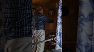 Лёшик прибил полку для икон