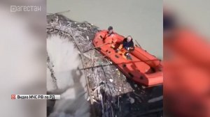 Спасатели МЧС предотвратили засор плотины в Карабудахкентском районе