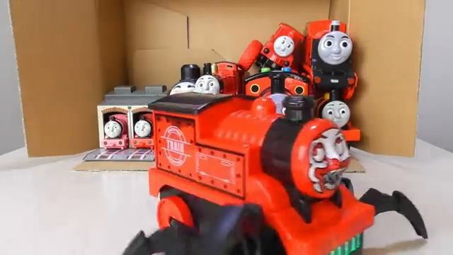 Различные паровозики Томас и его друзья для детей.Играем с пауком и паровозиками.#дети#видеодлядетей