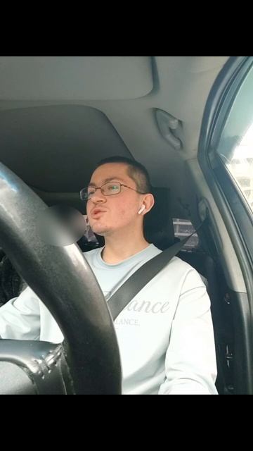 Пассажир обиделся, обматерил водителя. Принципиально отказывается пристегнуть ремень безопасности.