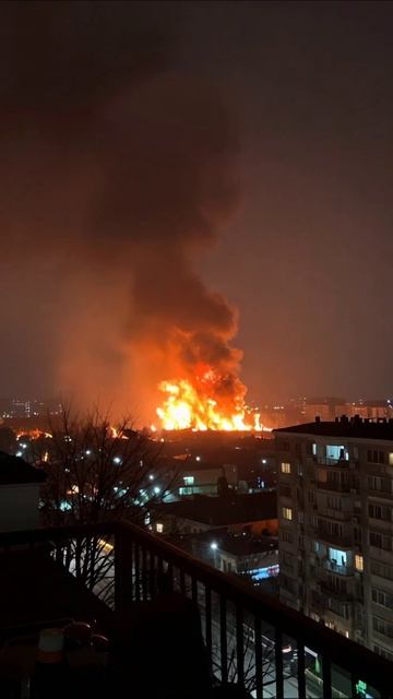 Тьма над городом: пламя и разрушение #пожар #город #бедствие