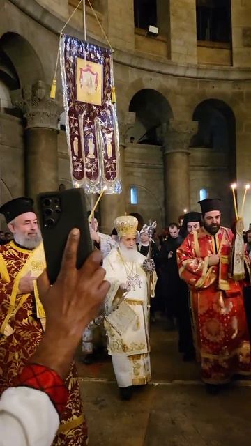 Пасхальное ночное Богослужение в Храме Гроба Господня. Крестный Патриарший ход вокруг Кувуклии