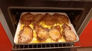 Стейк с картошкой в духовке.