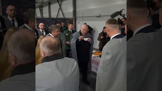 🔥🔥🔥Лукашенко на дегустации рыбы В Беларуси не только креветки, но и икра!!!