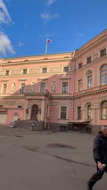 Во дворе Михайловского Замка в Санкт-Петербурге