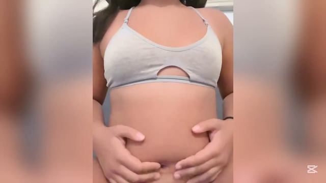 пухлая девушка наполняет животик колой