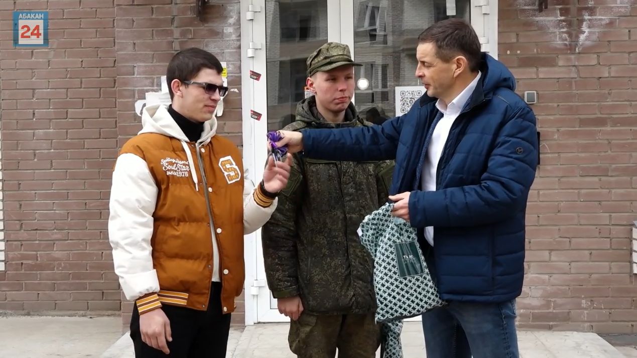 Ключи от новых квартир Глава столицы Хакасии вручил бойцам СВО из числа детей-сирот