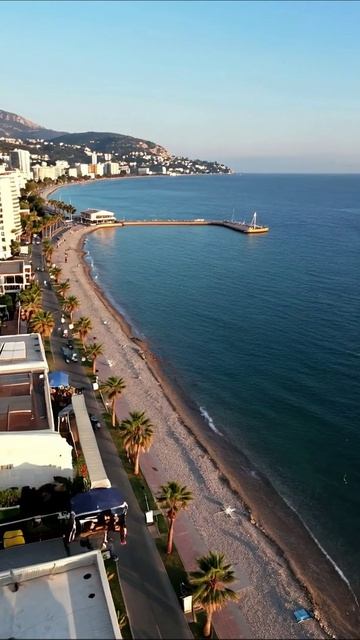 Живописный пляж: Красивая набережная и море #пейзаж #отдых #природа