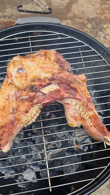 Жаренная баранья голова в гриль-барбекю.