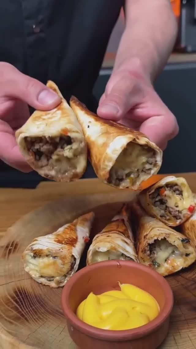 Хрустящая закуска из лаваша и говядины.