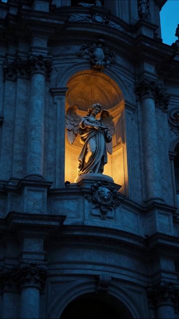 Скульптура ангела в ночном свете #архитектура #искусство #ночныепейзажи