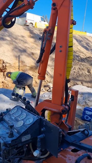 Как разрушают скалу в дорожном строительстве.
#разрушениевалунов
#разрушениескал
#невзрывнойметод