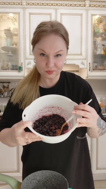 #готовимдома #бисквит #пирог🫶🐱 бисквитный пирог со свежей черноплодной рябиной