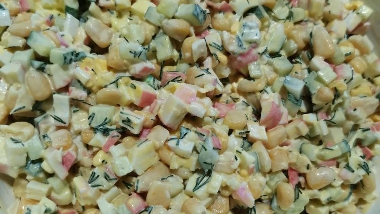 делаем крабовый салат.